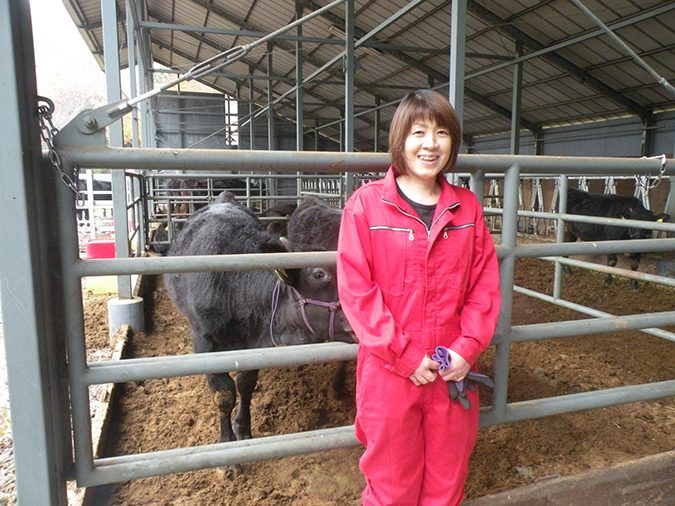 人懐こい子牛と唐澤さん。京都食肉市場では2016年の半年間で、唐澤さんが繁殖に携わった3頭が特選牛認定を受けている